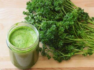 Is it possible for pregnant women to eat parsley in the early and late stages?