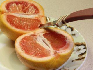 Ako rýchlo a jednoducho olúpať grapefruit